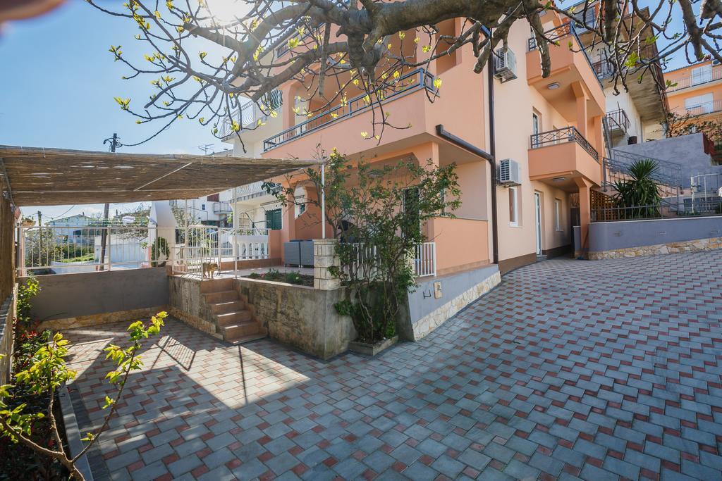 Apartments Viljac Трогір Екстер'єр фото